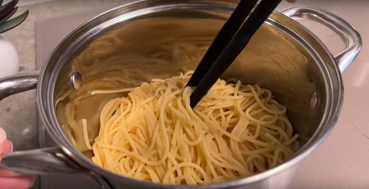 Makaron spaghetti - Pyszności; Foto: kadr z materiału na kanale YouTube Obfite i smaczne