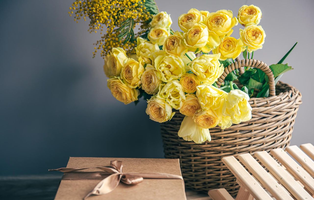 żółte kwiaty w prezencie, fot. freepik