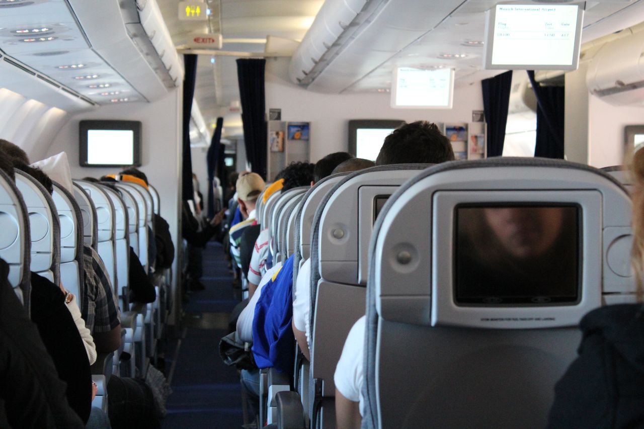 Nieetyczny trik w samolocie, fot. gettyimages