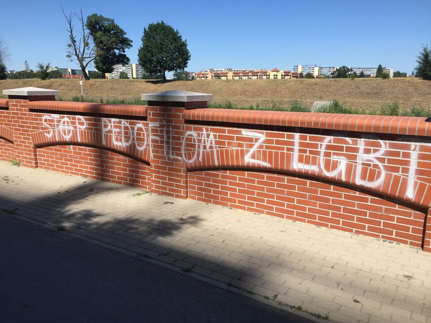 To za krytykę tego napisu napastnik zmasakrował twarz wykładowcy.