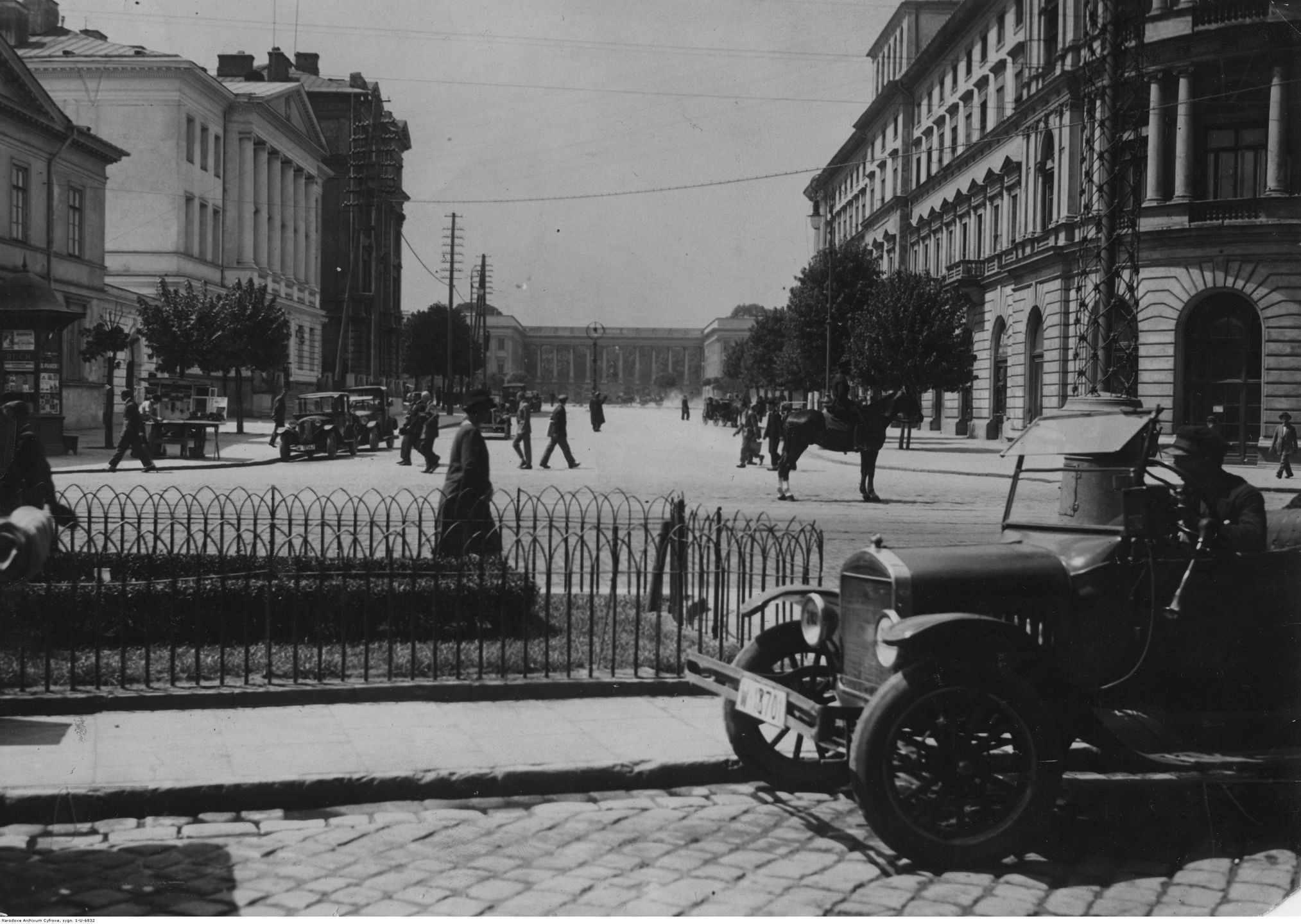 Plac Saski widziany z Krakowskiego Przedmieścia