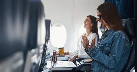 Też klaszczesz w samolocie po lądowaniu? Oto co o tym zwyczaju sądzą piloci i personel pokładowy