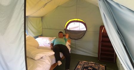 Ogrzewane namioty, wygodne łóżka i pub. Tak wygląda luksusowy pobyt na Mount Everest