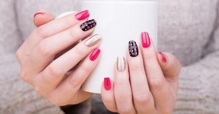 Paznokcie tytanowe - jak zrobić manicure tytanowy w domu?