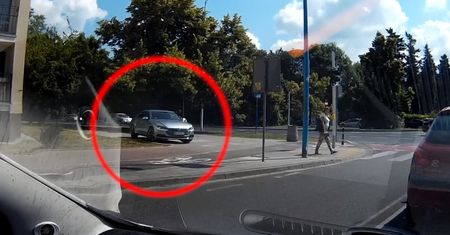 Bezczelnie zaparkował na chodniku. Przy okazji złamał kilka przepisów [WIDEO]
