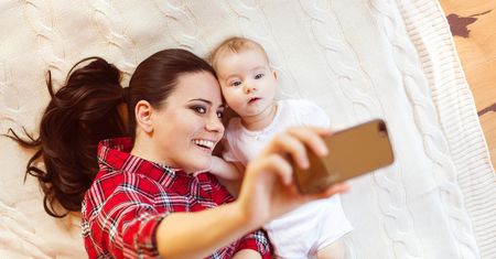 Wstydzą się własnych dzieci. Narcystyczne matki kochają tylko za urodę
