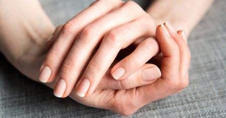 Manicure biologiczny. Skuteczne remedium na paznokcie po hybrydzie. Możesz wykonać go w domu