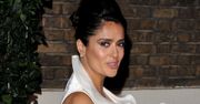 Salma Hayek w sukni z absurdalnie głębokim dekoltem. Dorota Wróblewska już to skomentowała: "Cyce jak donice"