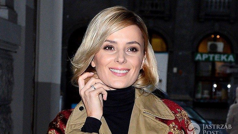 Halina Mlynova w beżowym płaszczu z narzutką Dries Van Noten (fot. ONS)