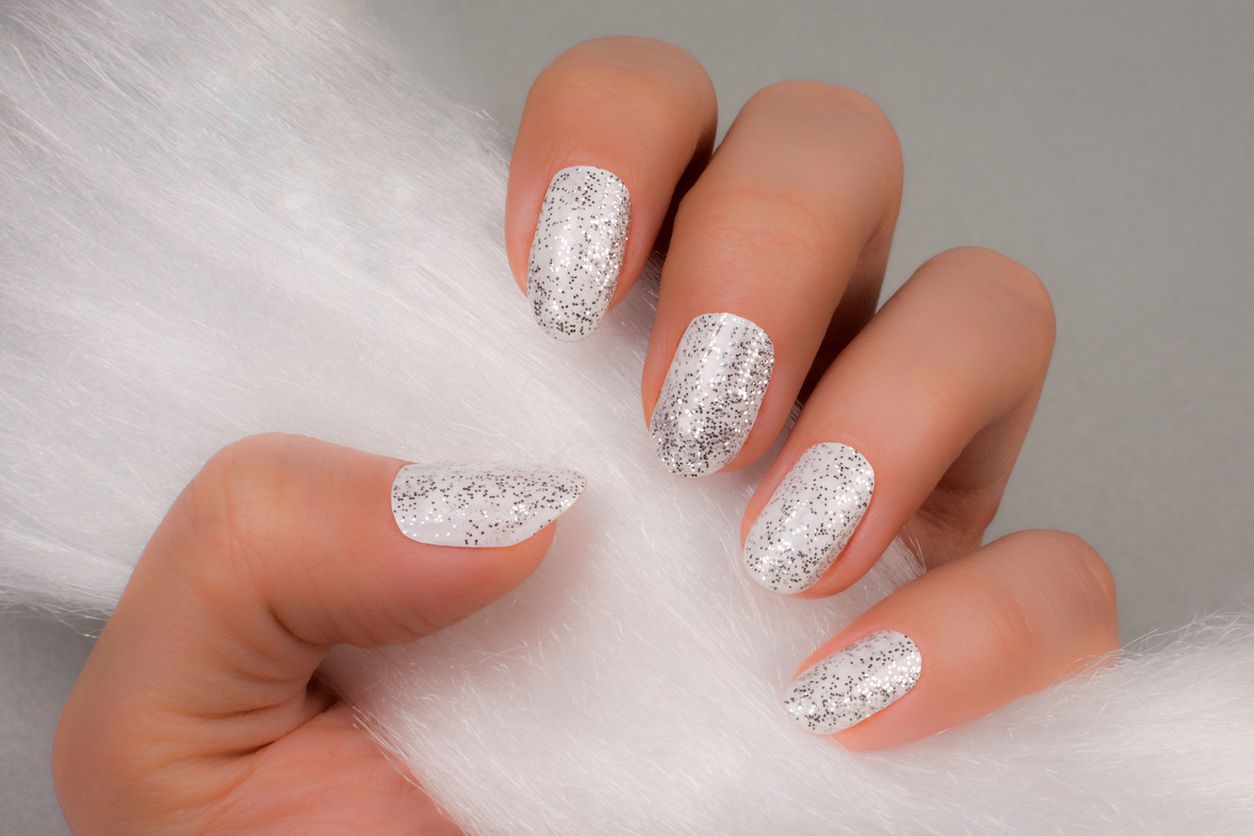 Confetti nails to prawdziwy hit w manicure.