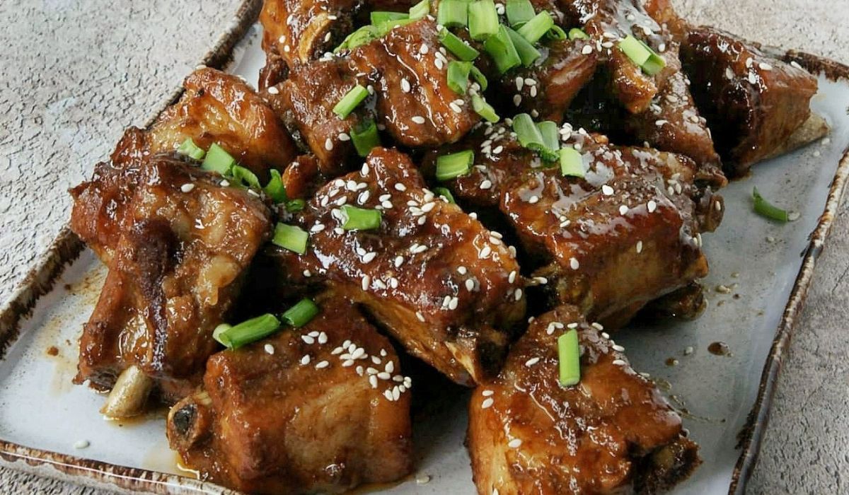 Mięso rozpływa się w ustach. Sprytny patent na duszone żeberka