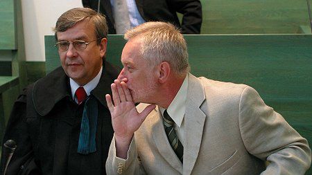 B. redaktor naczelny "Życia" Tomasz Wołek ze swoim adwokatem Mieczysławem Heblem podczas rozprawy w Sądzie Najwyższym
