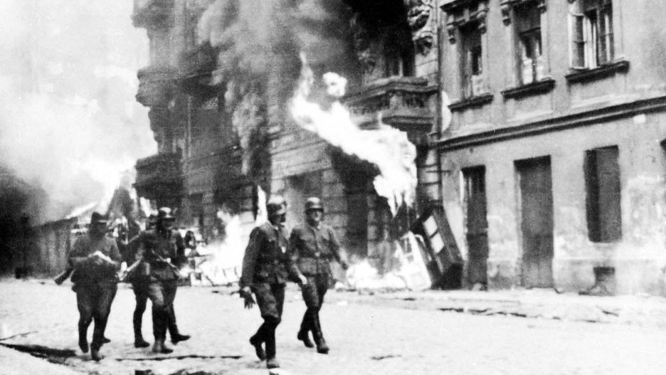 Niemcy na ulicach płonącego getta. Kwiecień 1943 r.