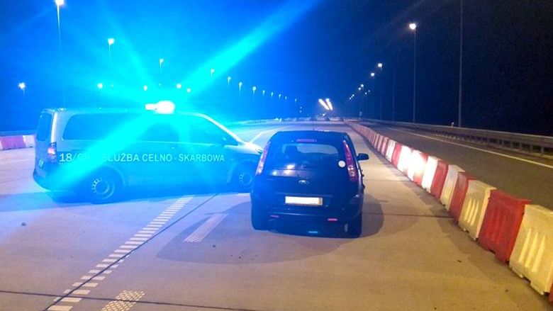 Podkarpackie. Funkcjonariusze KAS zatrzymali pijanego kierowcę, który jechał pod prąd A4