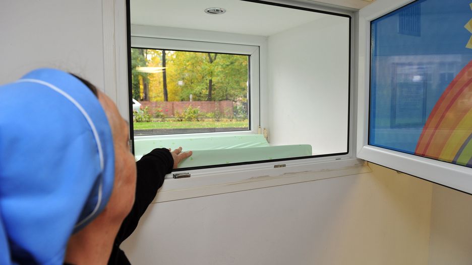 Dwójkę małych dzieci w oknie życia znalazły zakonnice