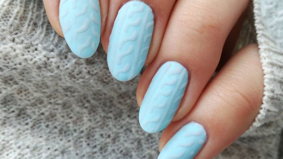 Sweterkowe paznokcie to propozycja manicure hybrydowego na okres jesienno-zimowy.