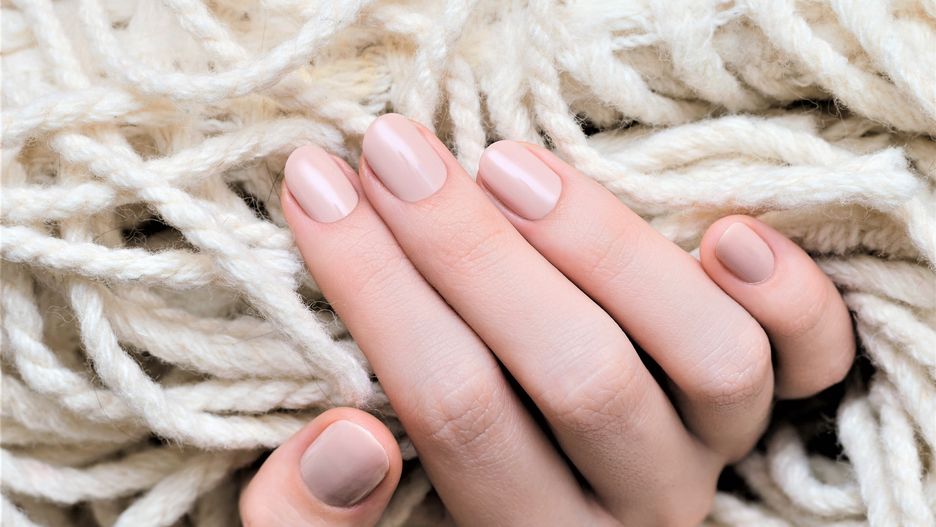 Delikatny i znowu modny. "Nude" wraca w trendach manicure. 