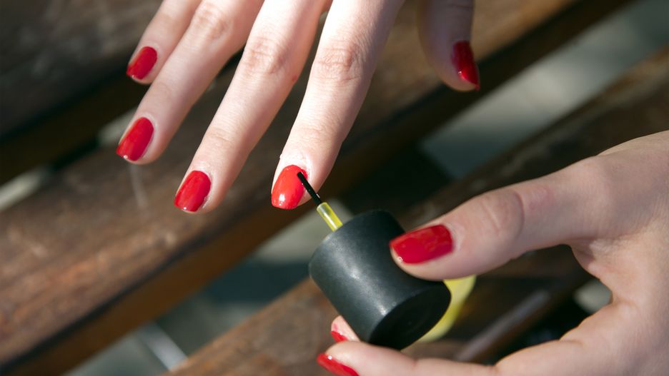 Ładne paznokcie ozdabiają dłonie kobiety. Odpowiednie malowanie paznokci to klucz do profesjonalnego manicure