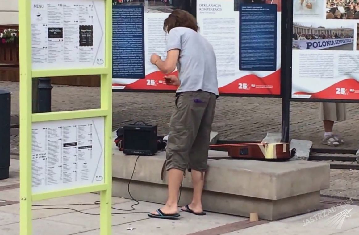 Gienek Loska śpiewa na ulicy