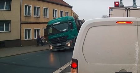 Wypadek w Ujściu: ciężarówka ze złomem przewróciła się na chodnik