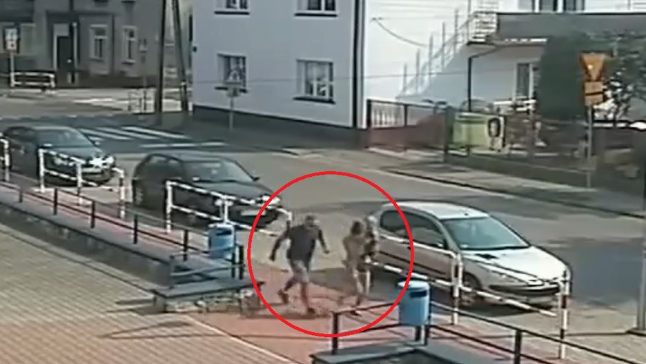 Mężczyzna ma ok. 40 lat, miał na sobie czarną koszulkę