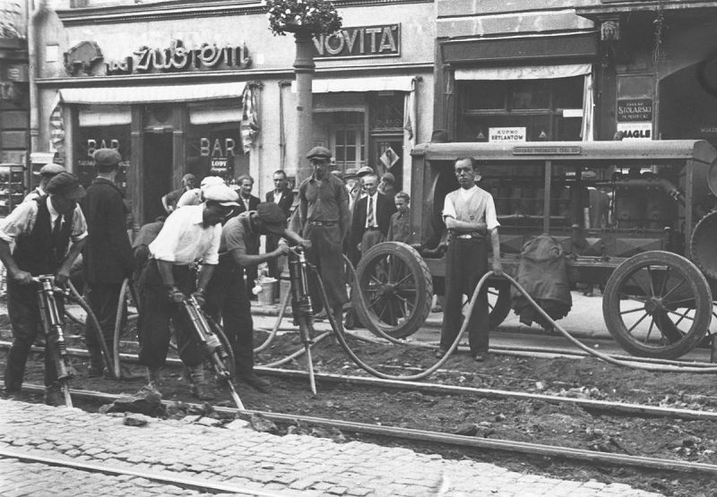 Wymiana torów tramwajowych w przedwojennej Warszawie. W tle widać bar „Pod Żubrem”. Zdaniem ówczesnych specjalistów, przynajmniej tych spoza Polski, właśnie bary mogły stanowić miejsca szczególnie niebezpieczne dla kobiet. 