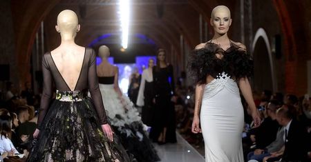 W wyjątkowym pokazie kolekcji Ewy Minge wystąpiły łyse modelki! Zobacz ubrania stworzone przez projektantkę [GALERIA ZDJĘĆ + WIDEO]