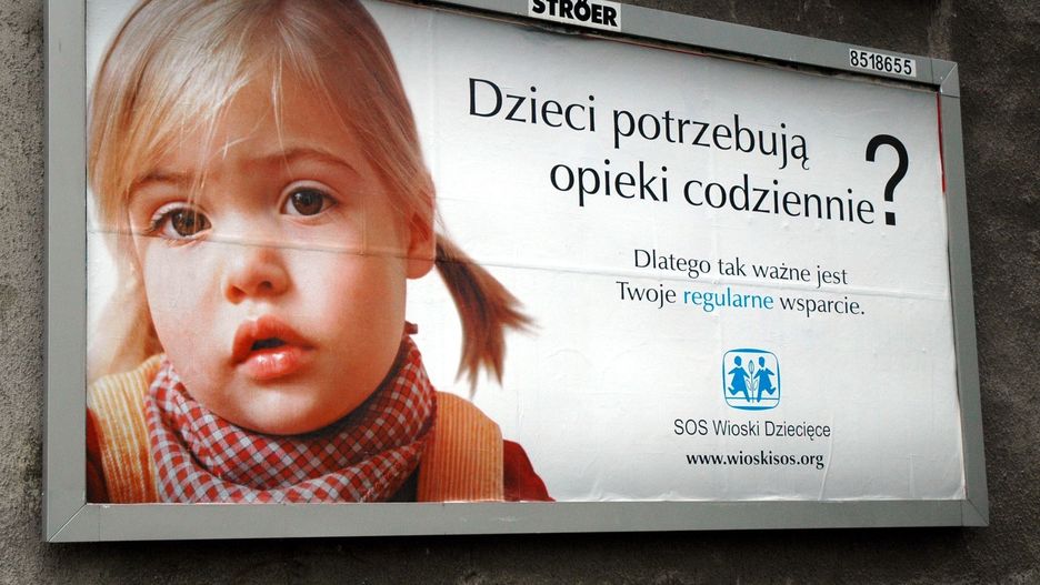 Stowarzyszenie SOS Wioski Dziecięce pomaga opuszczonym i osieroconym dzieciom.