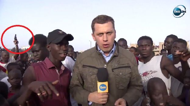 Broń za plecami reportera TVN w Senegalu. "Nie czułem się niebezpiecznie"