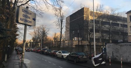 Rodzice biegną z dziećmi do szpitala. W tym czasie straż miejska odholowuje ich samochód. "Jak sępy"
