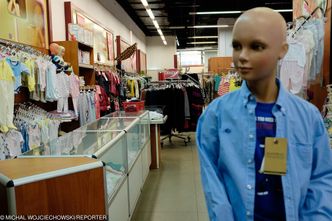 Sklepy z używaną odzieżą wracają do łask. Stają się modne