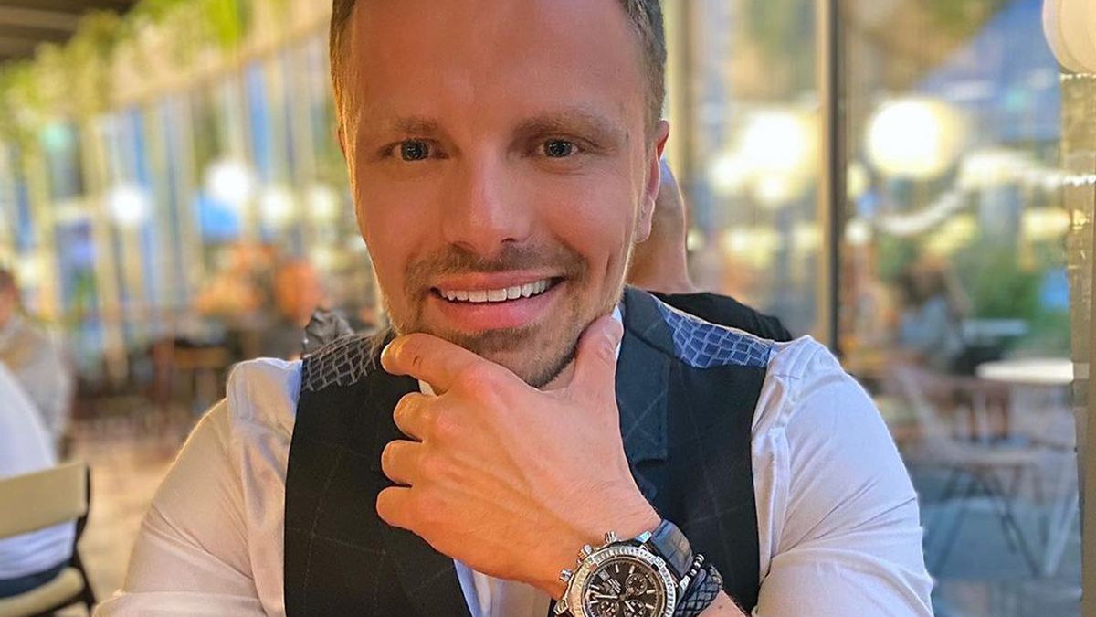 Marcin Hakiel na zdjęciu z ojcem. Jacy oni są do siebie podobni! Czym zajmuje się dziadek Heleny i Adama?