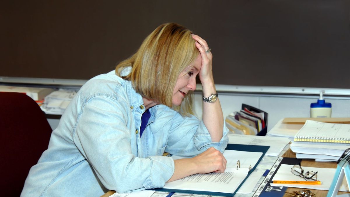 Według Instytutu Badań Edukacyjnych nauczyciele pracują średnio 47 godzin. MEN przekonuje, że 18.  