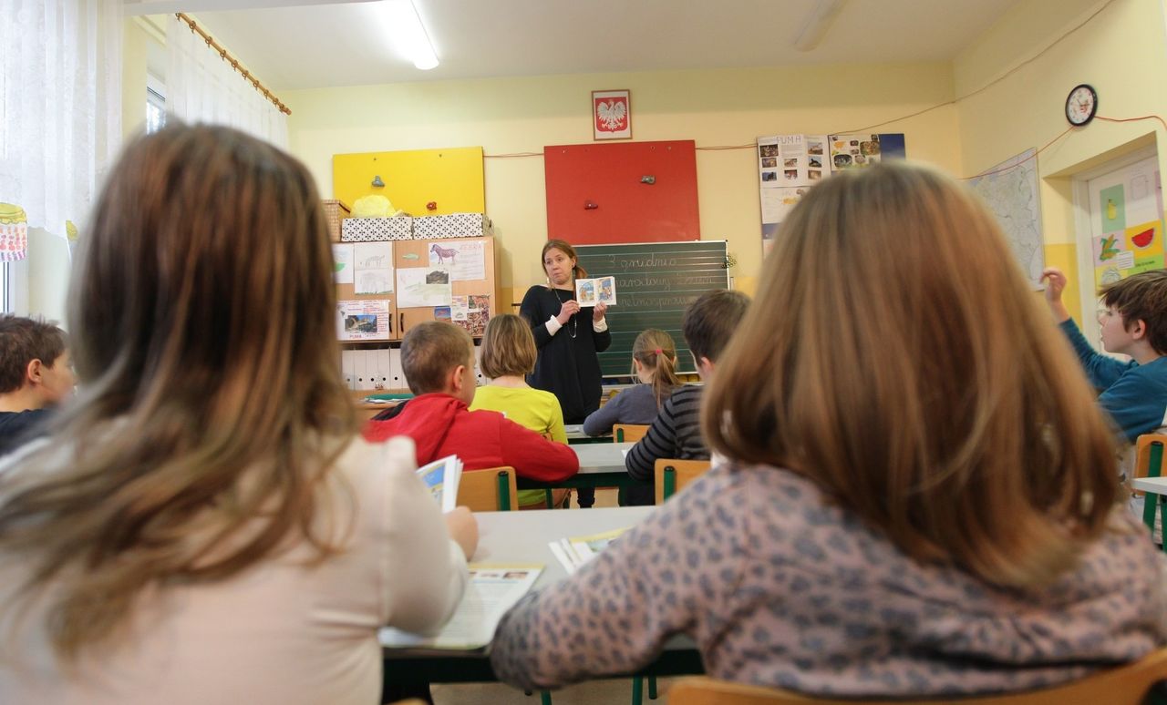 Nauczyciele są zmuszani do pracy za darmo. Godziny karciane zniknęły, ale pojawił się "wolontariat"