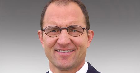 Nauczyciel miał pokazać, jak obchodzić się z bronią. Postrzelił 3 uczniów