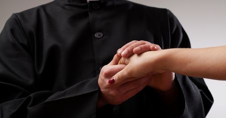 W USA i w Irlandii Kościół płaci za czyny księży-pedofilów. W Polsce nie chce zapłacić Kasi