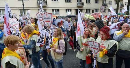 Nauczyciele protestowali przed ministerstwem. Pokazali Annie Zalewskiej czerwoną kartkę