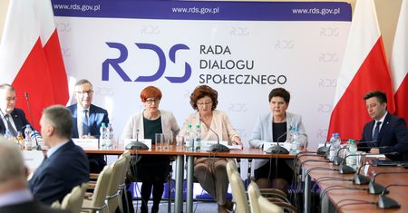 Strajk nauczycieli. "Chcemy realnych podwyżek, a nie przerzucania się dodatkami". Rozmowy z rządem bez przełomu