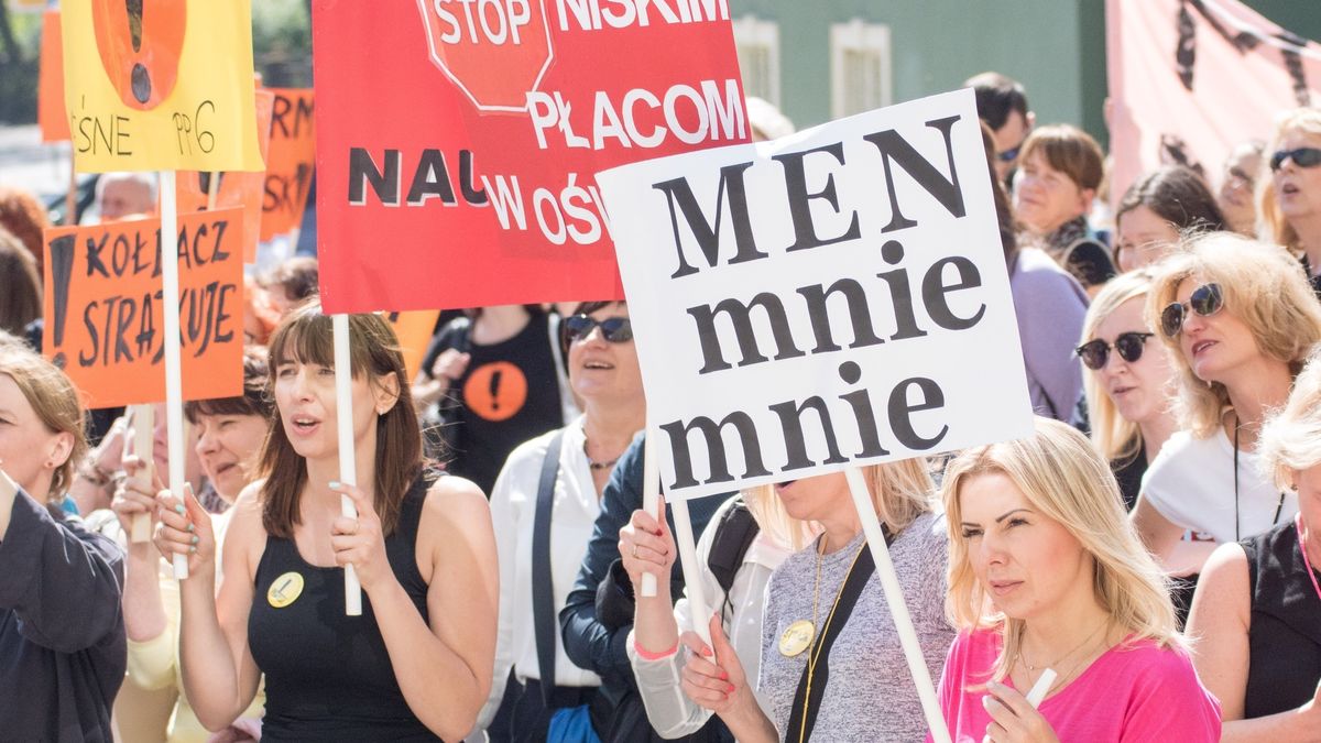 Tysiące nauczycieli rozpoczęło protest 8 kwietnia. Wielu nie prowadziło zajęć  z innego powodu - zwolnienia lekarskiego