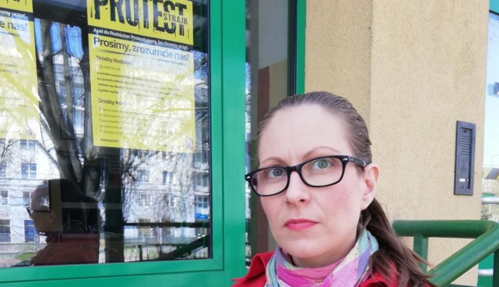 Anna Zając przed swoją szkołą 