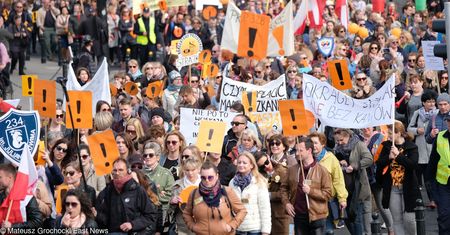 Strajk nauczycieli. Obrady okrągłego stołu, a przed Narodowym pikieta. Jesteśmy na miejscu