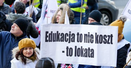 Dla nauczycieli rząd nie ma. Jednak grupa urzędników dostanie nawet 700 zł podwyżki