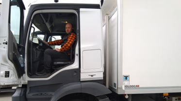 Piotr Mróz w swojej nowej pracy. Tęskni za szkołą, ale zakłada rodzinę i nie może zarabiać 1,7 tys. zł. 