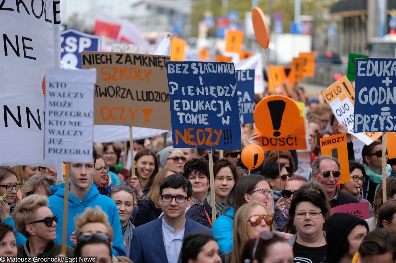 Strajk nauczycieli wciąż trwa. Ruszyły rozmowy okrągłego stołu na Narodowym, a przed stadionem pikieta