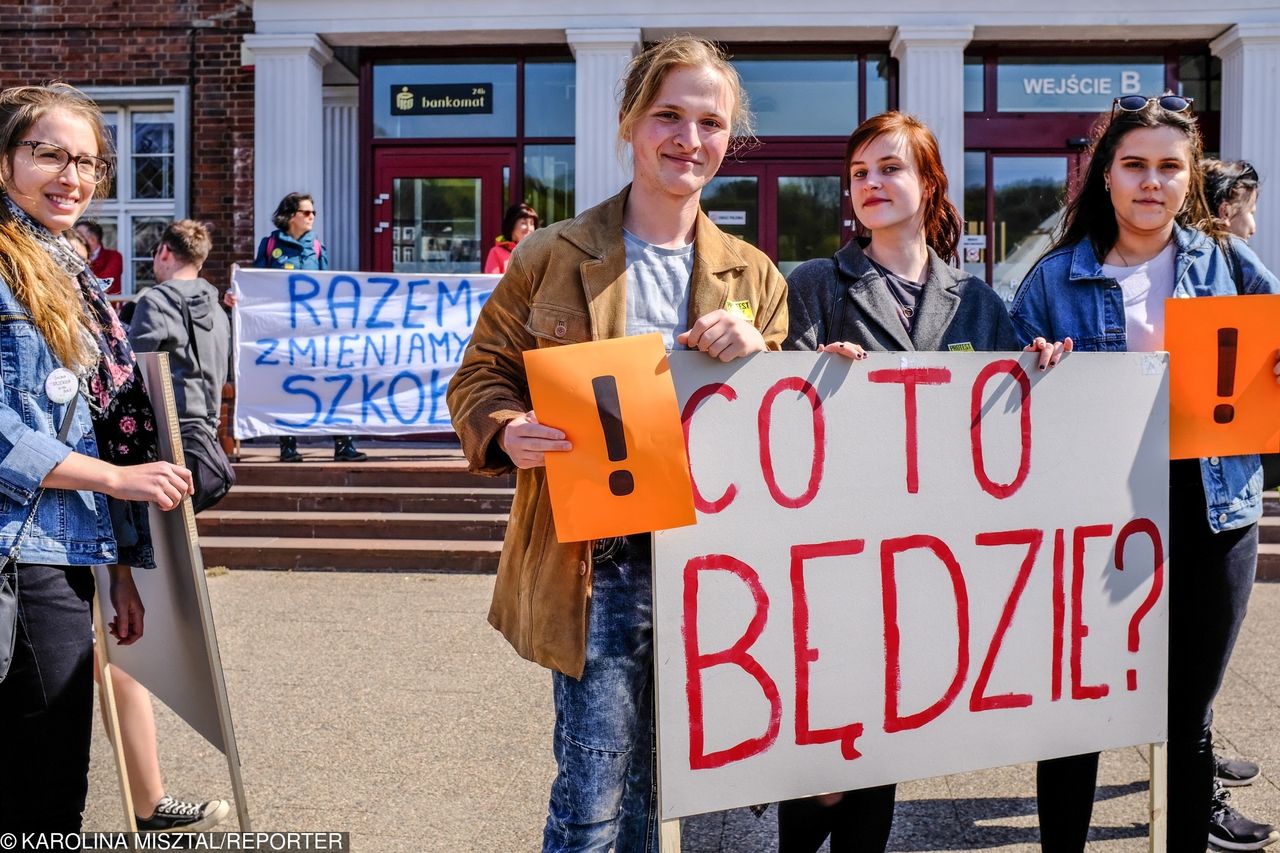 Strajk nauczycieli. Protestujący tracą wynagrodzenia, samorządy chcą wyrównywać