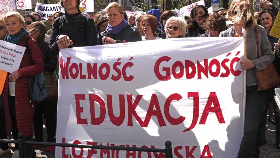 Protest nauczycielek pod budynkiem MEN w Warszawie 