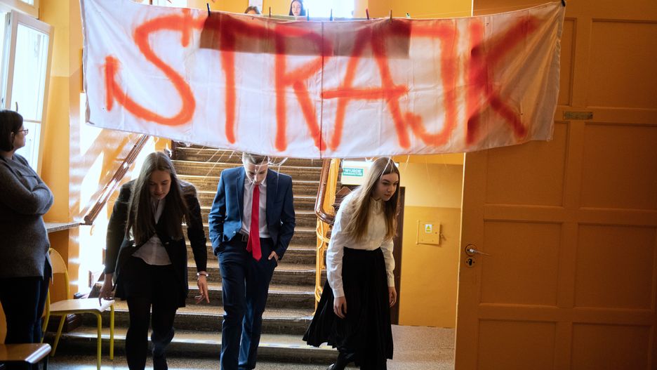Strajk nauczycieli 2019. Na zdjęciu uczniowie przystępujący do egzaminów.