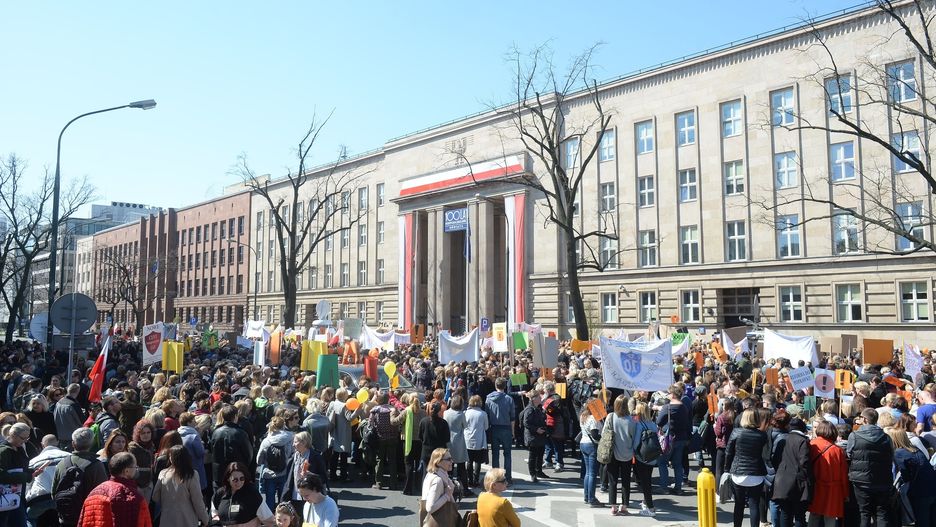 Manifestacja związkowców, nauczycieli oraz osób popierających protest przed Ministerstwem Edukacji Narodowej
