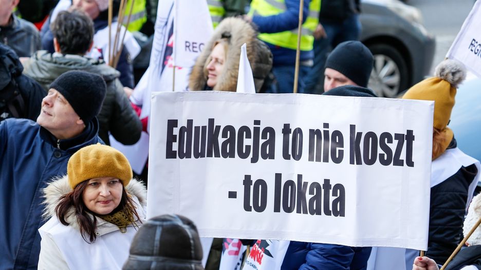 Rząd przekonuje, że nie ma pieniędzy na podwyżki dla nauczycieli. Jednak znalazł na podwyżki dla urzędników.