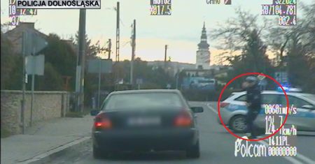Pościg w Strzelinie. Omal nie potrącił policjanta, skończył w rowie